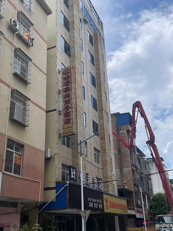 南宁宾阳县一栋10层自建住宅楼拍卖,被人382万竞得